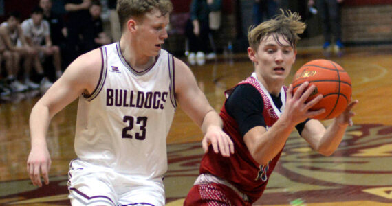 RYAN SPARKS | THE DAILY WORLD Hoquiam’s Zander Jump, right, is defended by Montesano’s Tyce Peterson during the Grizzlies’ 65-61 overtime win on Tuesday in Montesano.