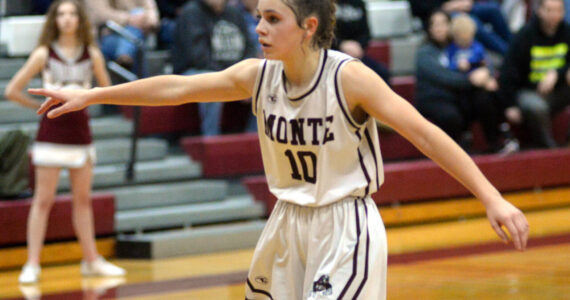 DAILY WORLD FILE PHOTO Montesano sophomore Lex Stanfield (10) scored a game-high 17 points to lead the Bulldogs to a 57-13 win over Hoquiam in Thursday in Montesano.