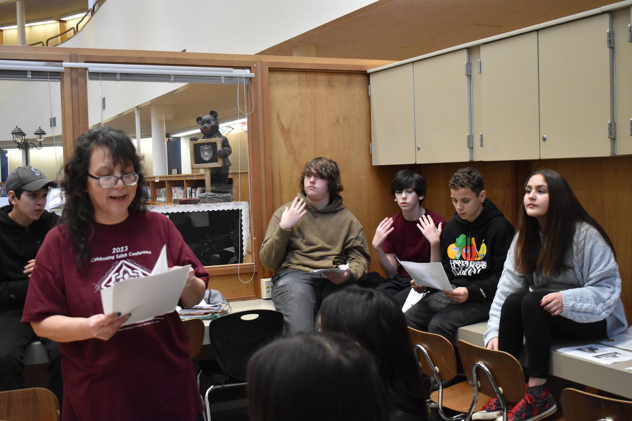 Clayton Franke / The Daily World
Cosette Terry-itewaste, lead teacher and language developer for the Quinault Language Department, leads a lesson on Quinault language at Hoquiam Middle School on Friday, Feb. 2. Pictured are Hoquiam Native Education students, from left: Rodney Chapman, Peyton Steufen, Jasper Butler-Douglass, Ronald J. Landon III, and Tristin Case.