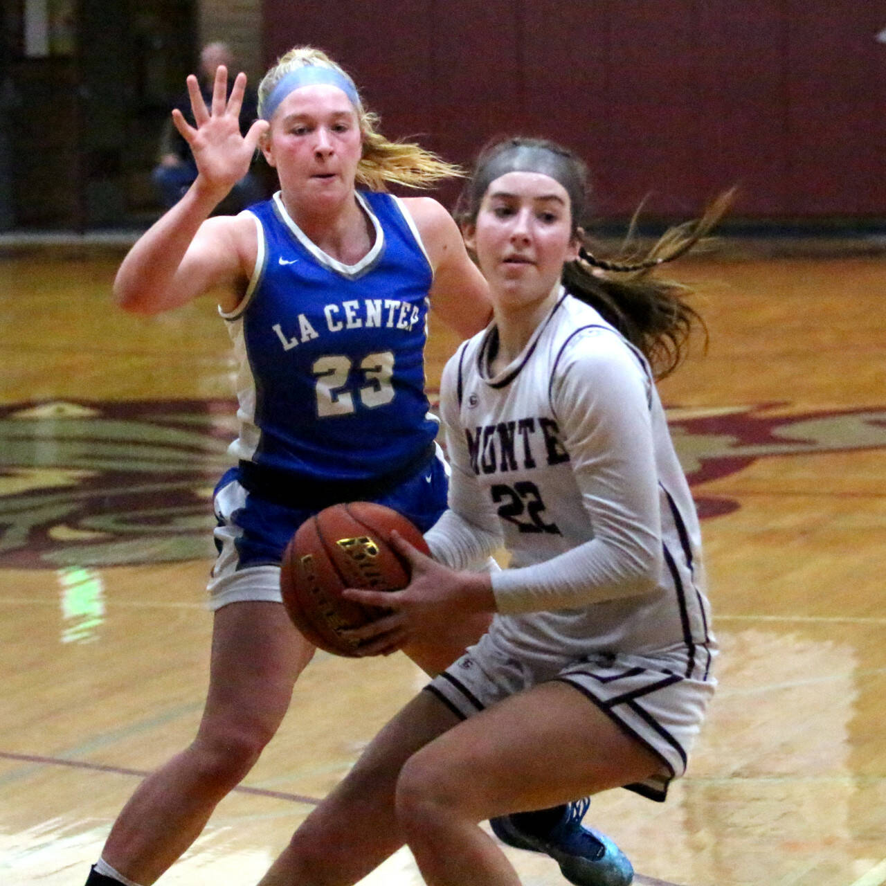 RYAN SPARKS | THE DAILY WORLD Montesano’s Ava Schrader (22) looks to pass while being defended by La Center’s Mekenzie Schockelt (23) during the Bulldogs’ 52-34 victory in a 1A District 4 quarterfinal game on Thursday in Montesano.
