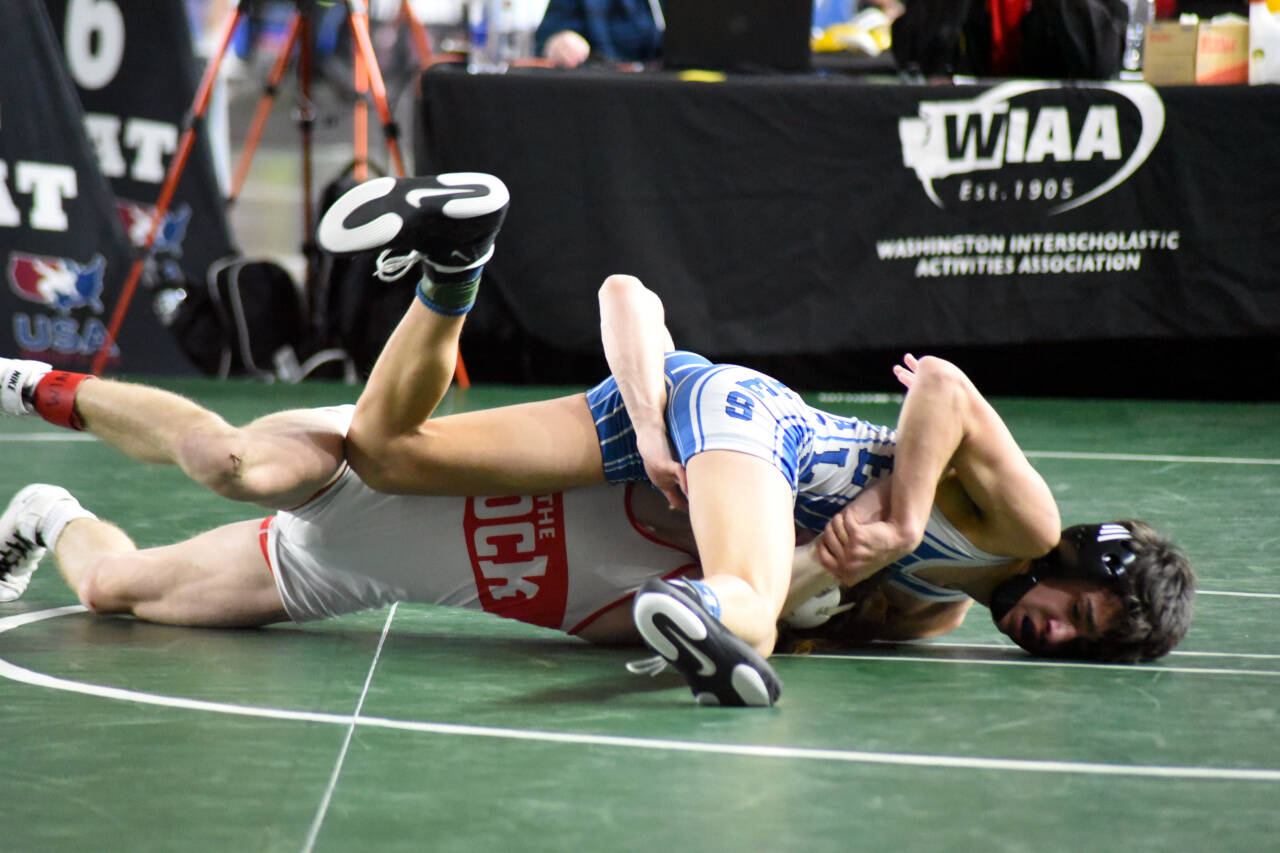 PHOTO BY SUE MICHALAK BUDSBERG Elma’s Xavier Espinoza, top, grapples with Castle Rock’s Skylar Ammons during the 1A 106-pound championship match at the Mat Classic XXXV on Saturday at the Tacoma Dome.