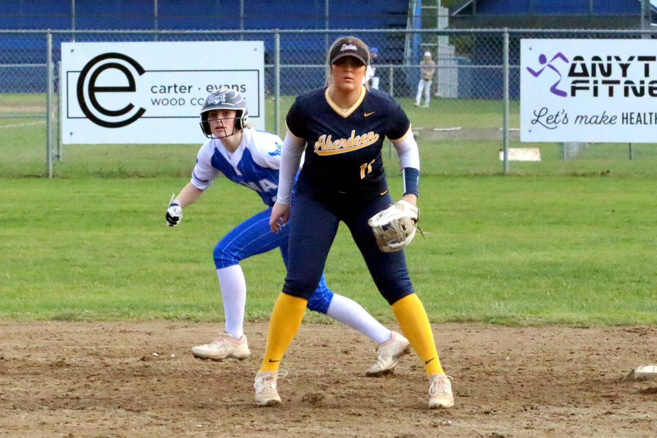 RYAN SPARKS | THE DAILY WORLD Aberdeen’s Annika Hollingsworth (11) and Elma’s Raelyn Weld react to a pitch during the Bobcats’ 9-1 win on Wednesday in Elma.