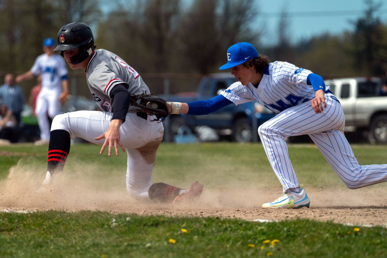 PHOTO BY FOREST WORGUM Elma’s Brody Palmer, right, tags out Tenino’s Kellen Knox during a double header against Tenino on Saturday in Elma.