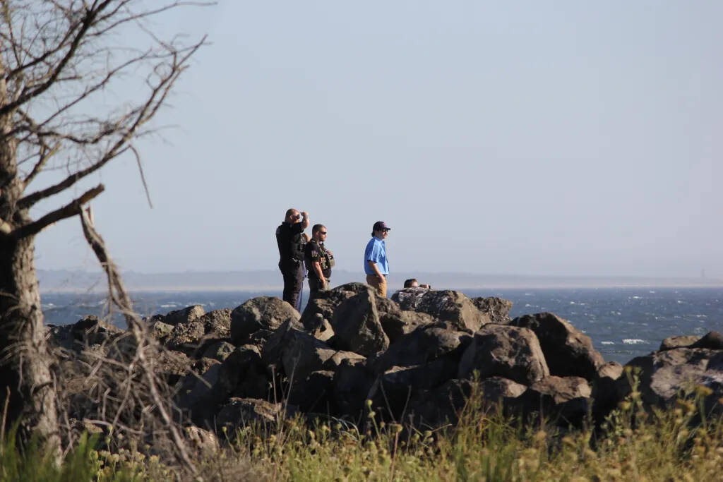 Jeff Clemens / Chinook Observer
First responders scan the Pacific Ocean off of North Cove for a reported missing boat.