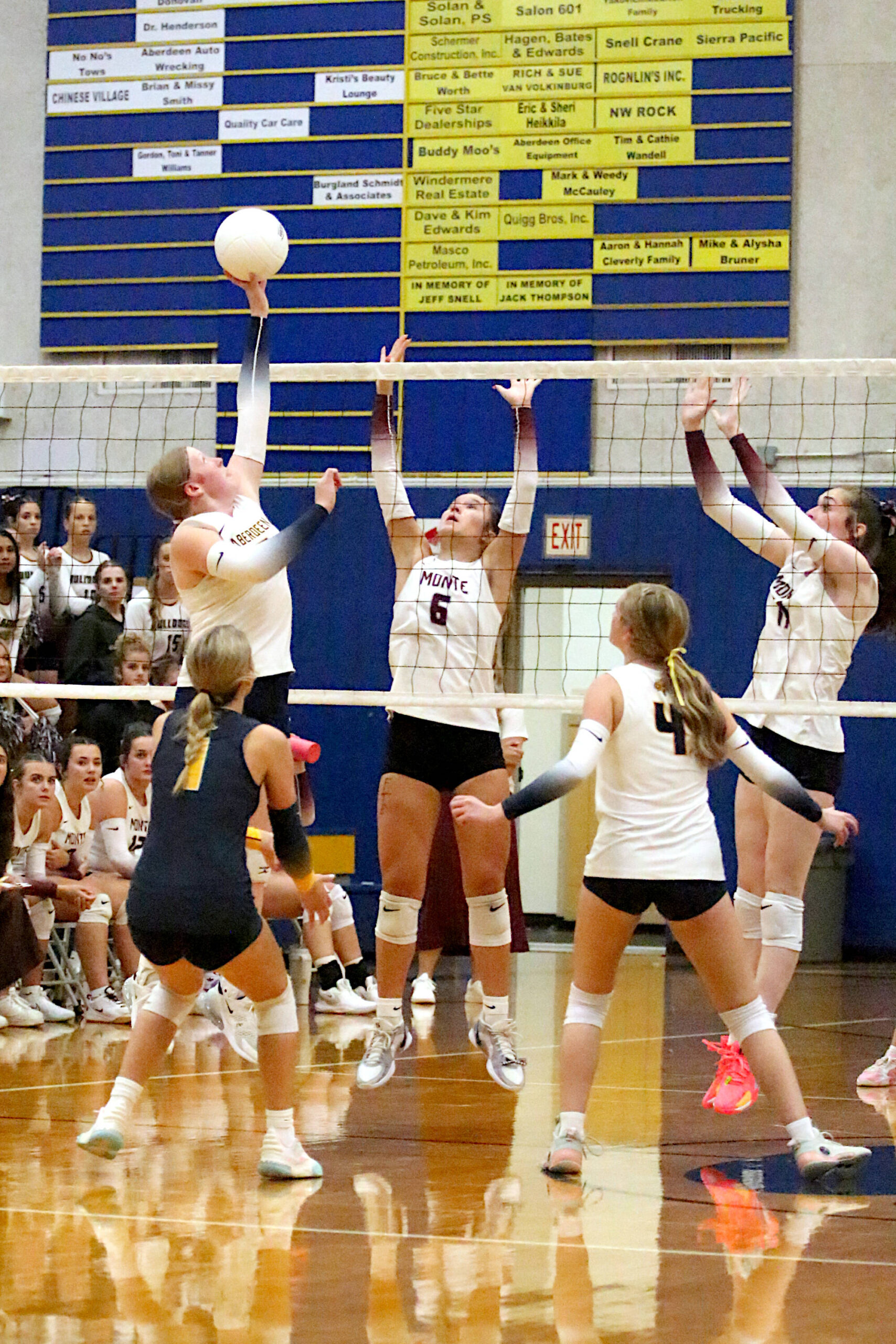 RYAN SPARKS / THE DAILY WORLD 
Aberdeen senior Madi Ritter (left) attempts a drop shot against Montesano’s Makena Blancas (6) during the Bobcats’ straight-set victory on Monday at Sam Benn Gym in Aberdeen.