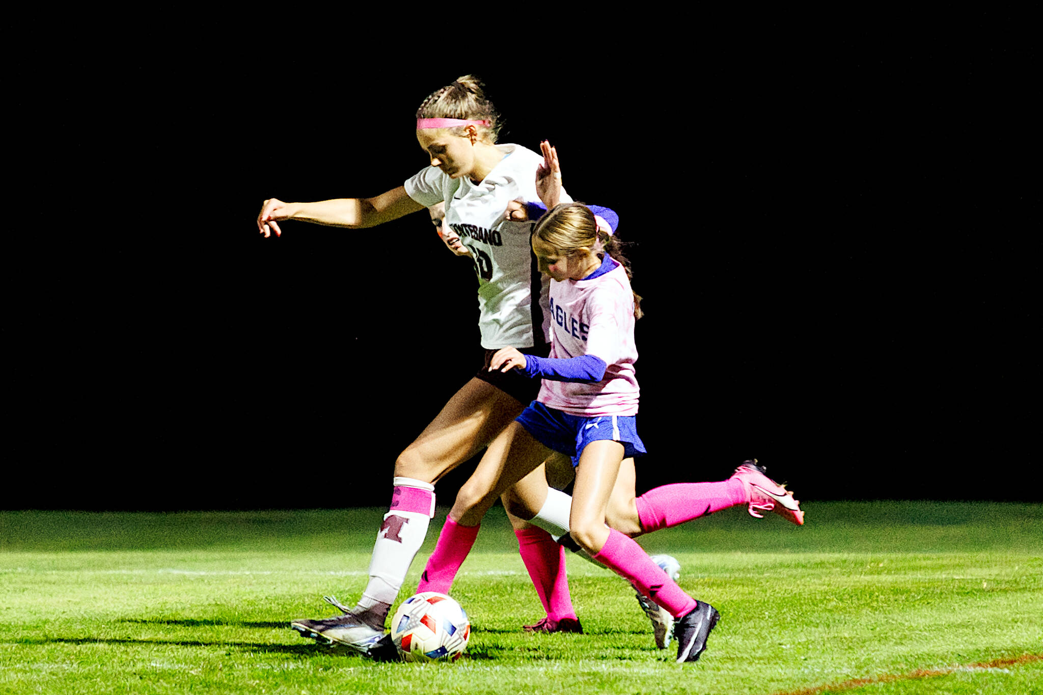 PHOTO BY MIKE ROBERTS Montesano’s Mikayla Stanfield (left) and Elma’s Chelsea Plata compete for possession the Bulldogs’ 4-1 win on Thursday at Davis Field in Elma.