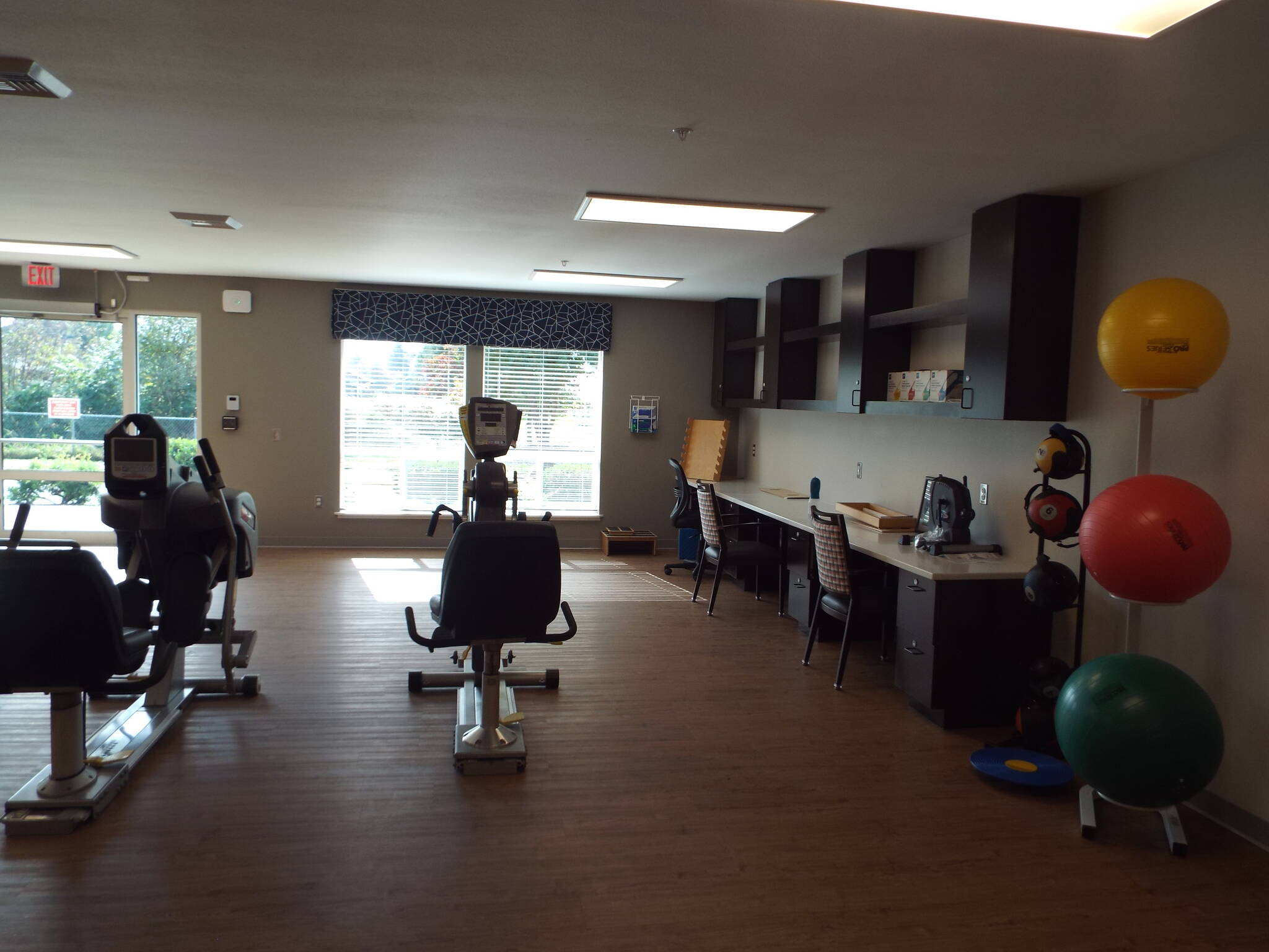 Andrea Watts / The Daily World
Montesano Health and Rehab Center’s rehab gym is the largest of the rehab facilities in the area, and the windows offer patients a scenic view of the courtyard while working through their exercises.