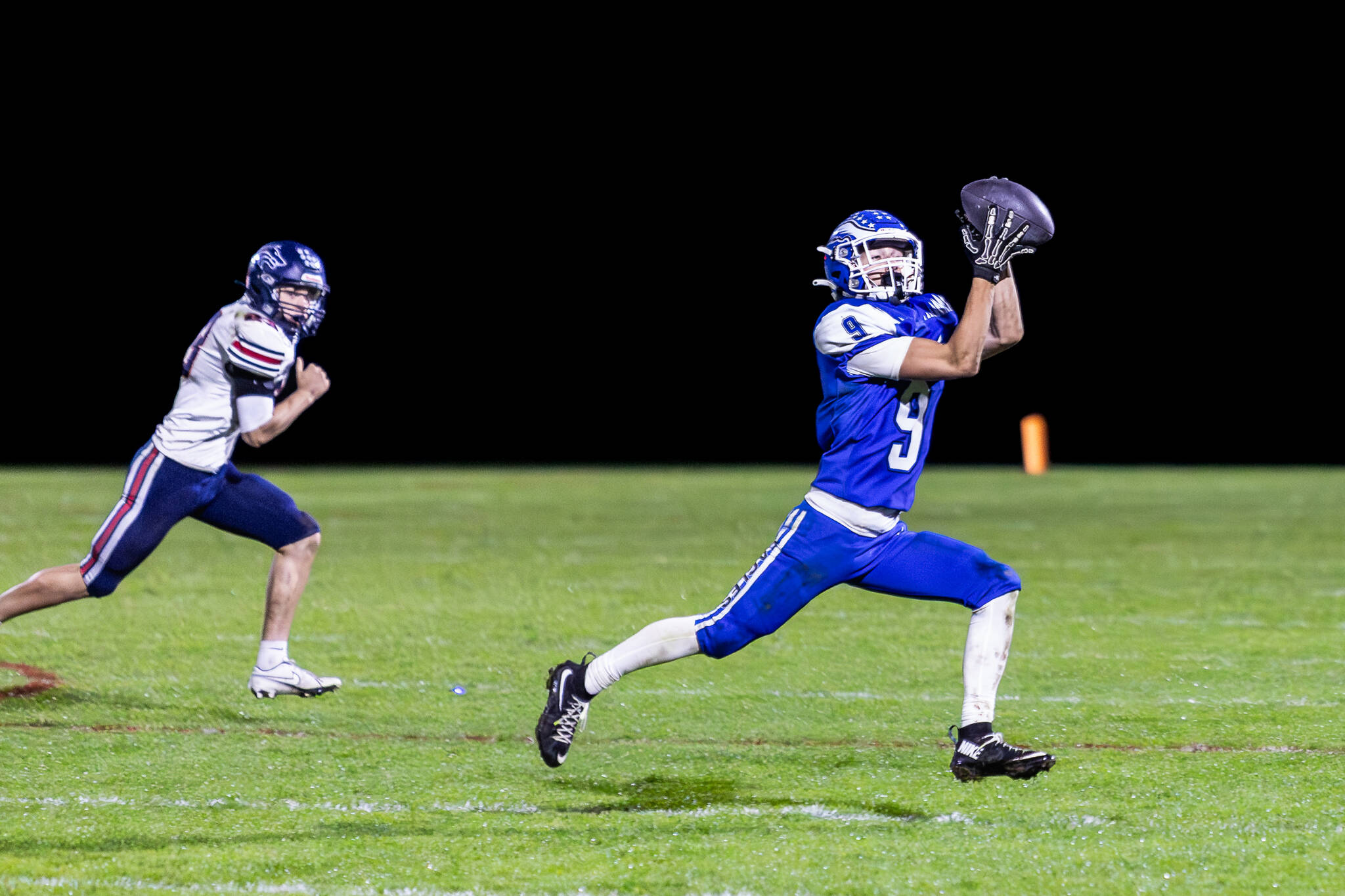 PHOTO BY MIKE ROBERTS Elma receiver Colt Landstrom (9) hauls in a catch during a 34-28 victory over Black Hills on Friday at Davis Field in Elma. Landstrom caught a game-high 12 passes for 179 yards and four touchdowns in the win.