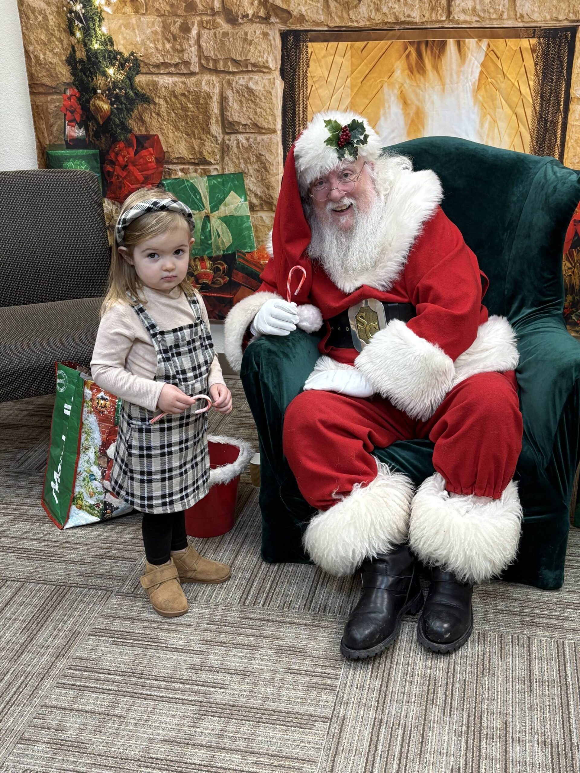 Jerry Knaak / The Daily World
Santa Claus poses for a photo with a shy young visitor at the Ocean Shores Public Library.