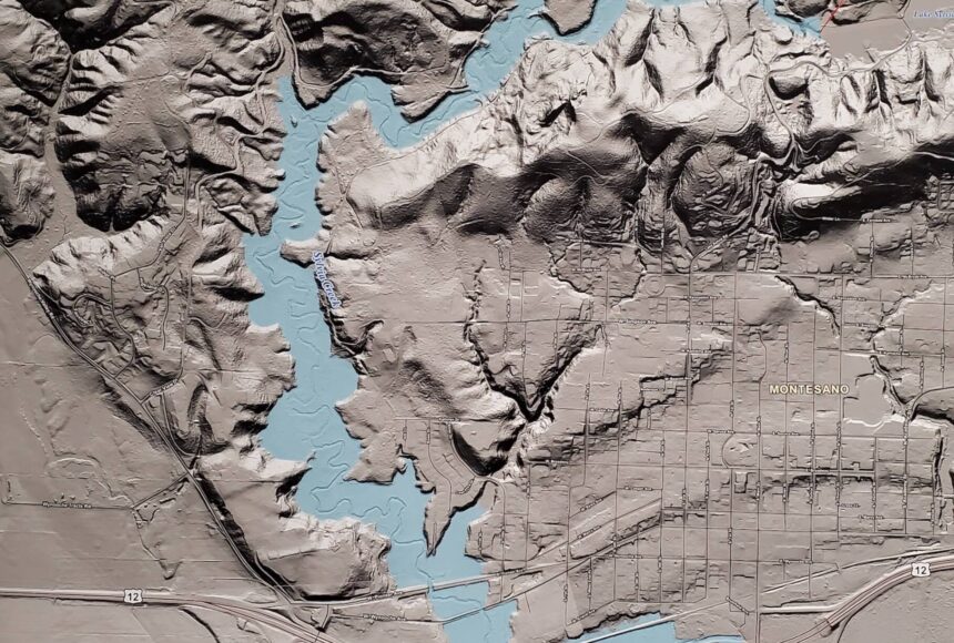<p>Andrea Watts / The Daily World</p>
                                <p>At the Lake Sylvia Dam Town Hall, residents had the opportunity to view the inundation map that Grays Harbor County Emergency Management created of the worst-case scenario if the Lake Sylvia Dam failed.</p>