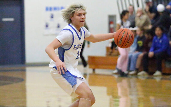 DAILY WORLD FILE PHOTO Elma guard Tanner Moe, seen here in a game from Dec. 2, scored 10 points in a 55-43 win over Forks on Friday at Forks High School.