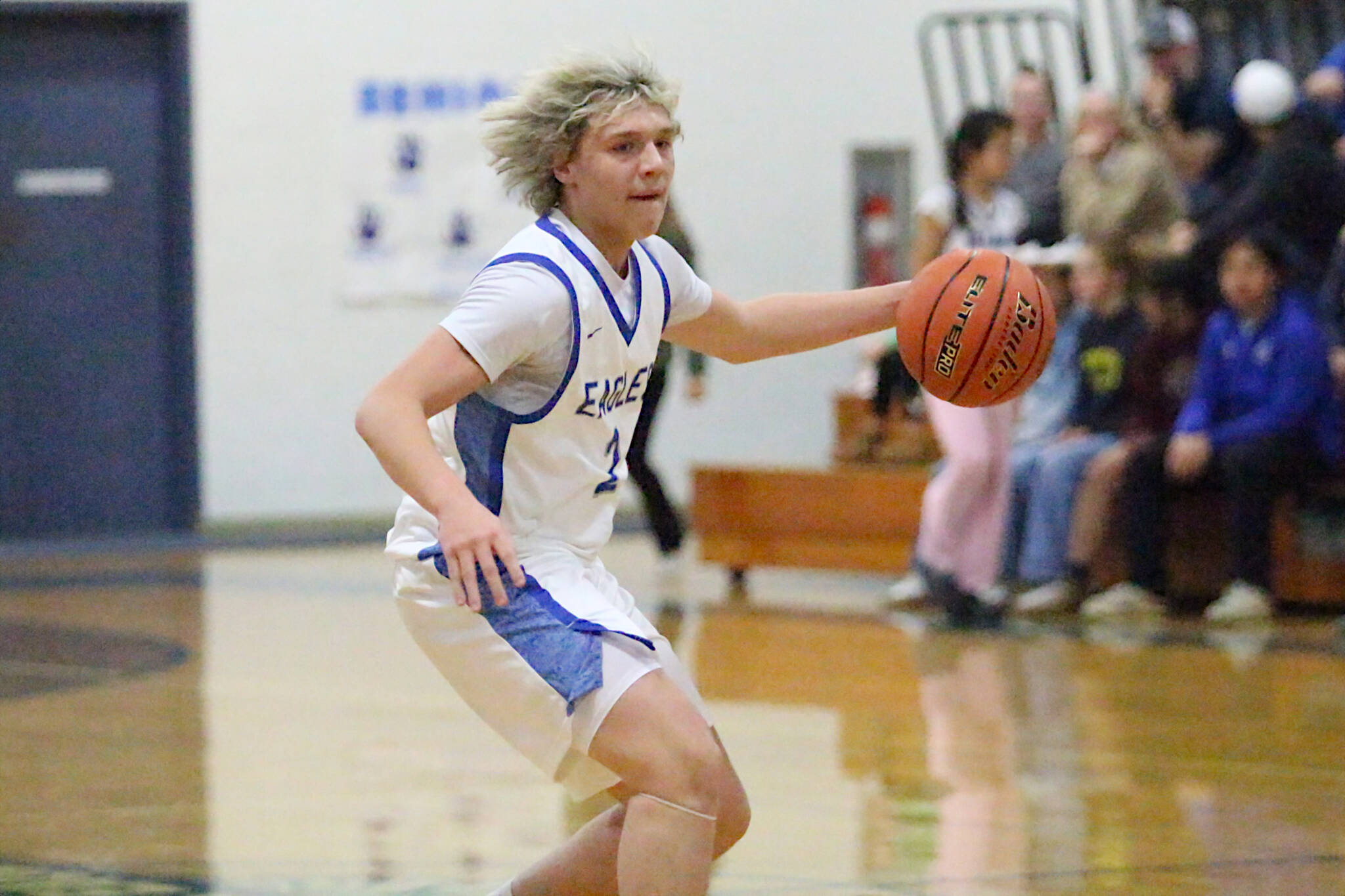 DAILY WORLD FILE PHOTO Elma guard Tanner Moe, seen here in a game from Dec. 2, scored 10 points in a 55-43 win over Forks on Friday at Forks High School.