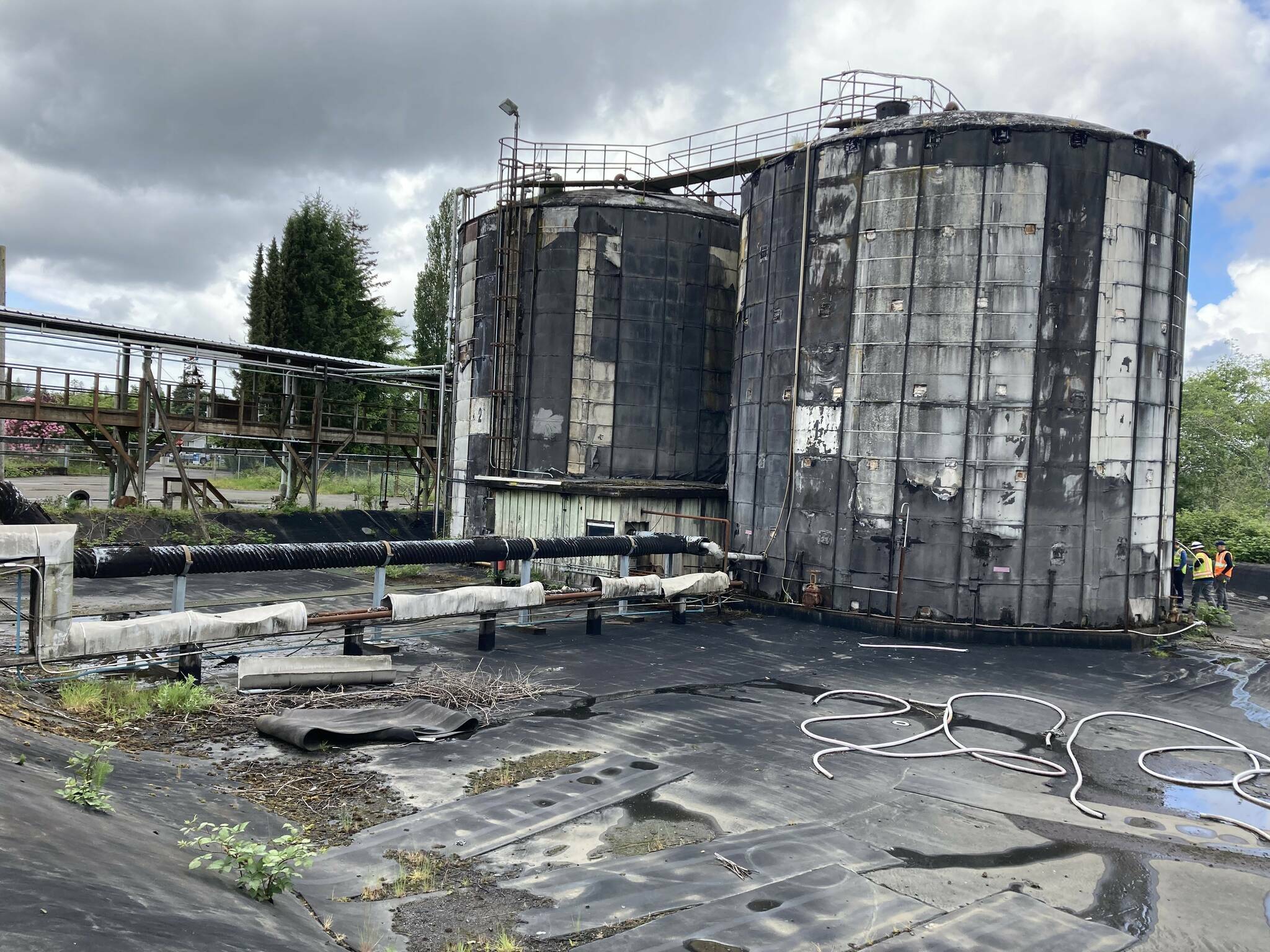 Washington Department of Ecology 
Storage tanks that house hazardous chemicals onsite at the Cosmo Specialty Fibers pulp mill are in poor condition, posing a risk for chemical spills that could harm human health and the environment. The tanks rest near the Chehalis River, which increases the likelihood of environmental damage if a spill happens.