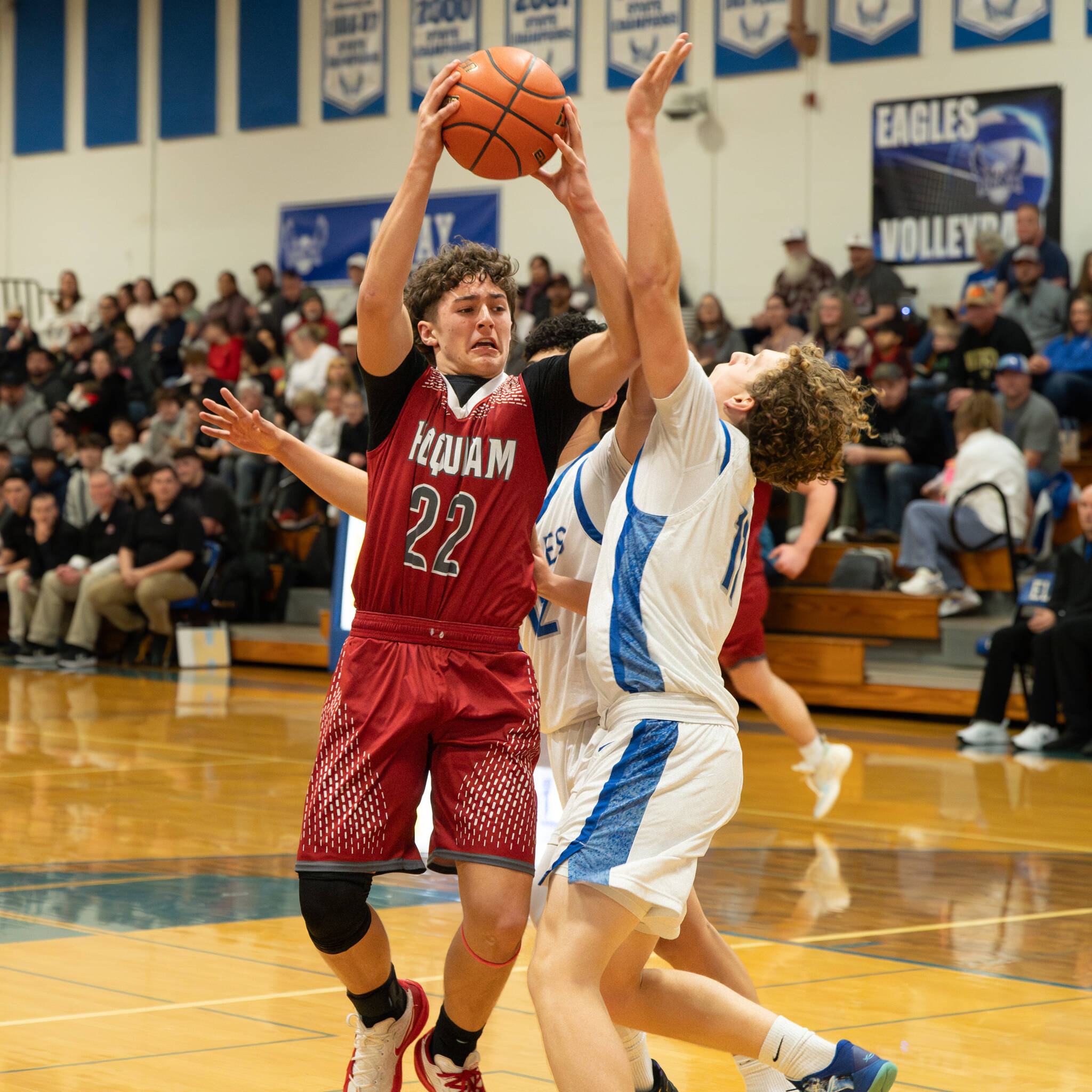 NICOLE SHANNON / MAIN FOCUS MEDIA 
Hoquiams K.J. McCoy (22) is defended by Elmas Gavin Muir during the Grizzlies 52-51 win on Thursday at Elma High School.