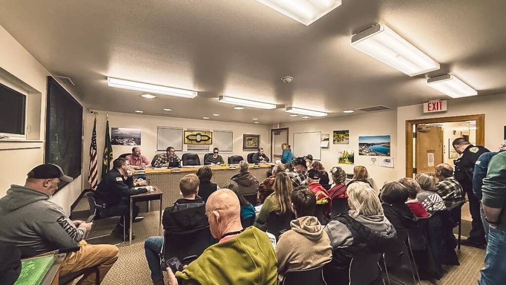   Pledge  debate : A lesson in good manners ; politeness wins