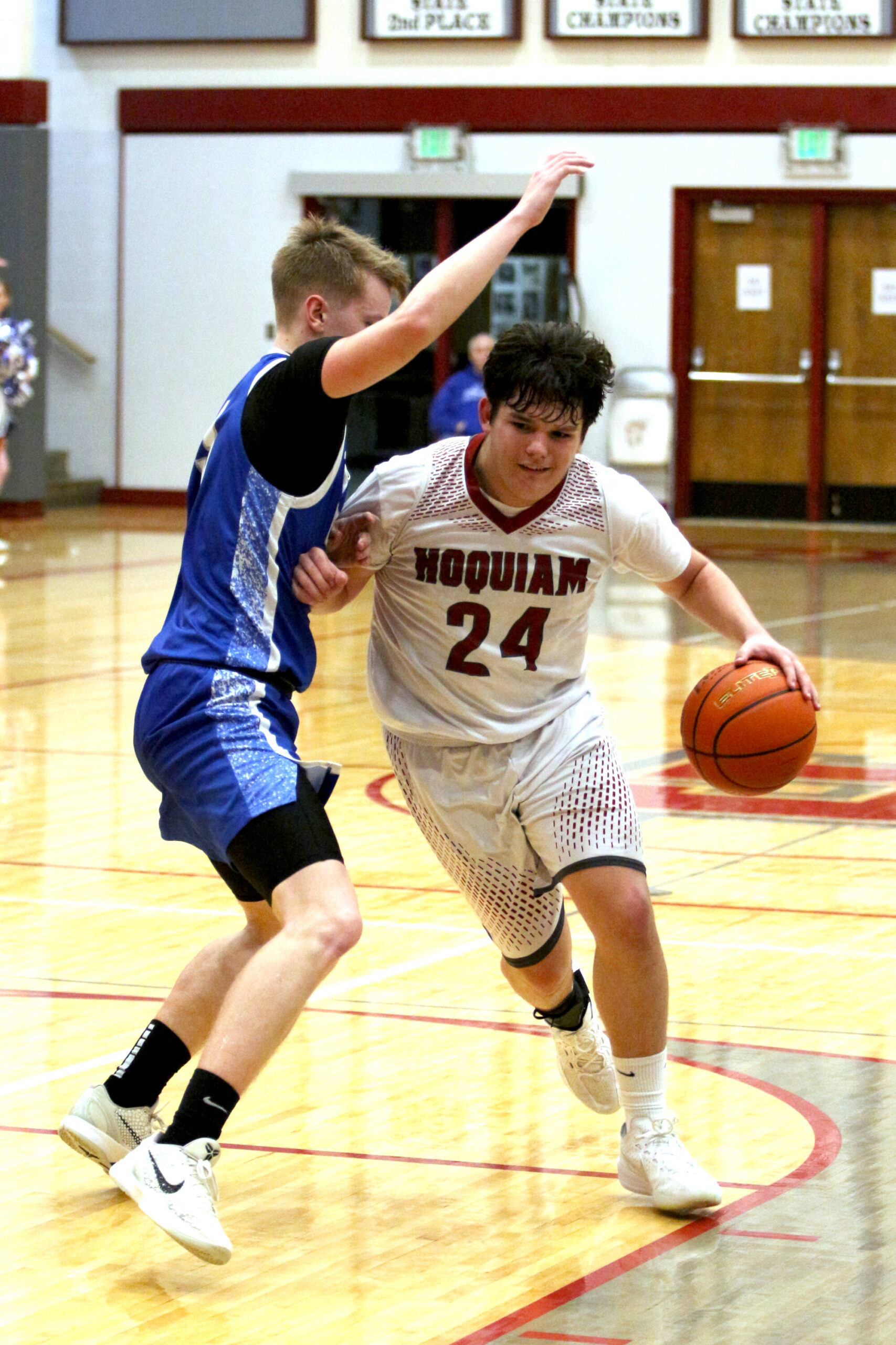 RYAN SPARKS | THE DAILY WORLD Hoquiam guard Lincoln Niemi (24) dribbles against Elmas Isaac McGaffey during the Grizzlies 60-59 overtime win on Wednesday at Hoquiam Square Garden.