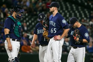 Rangers outlast Mariners, 10-7