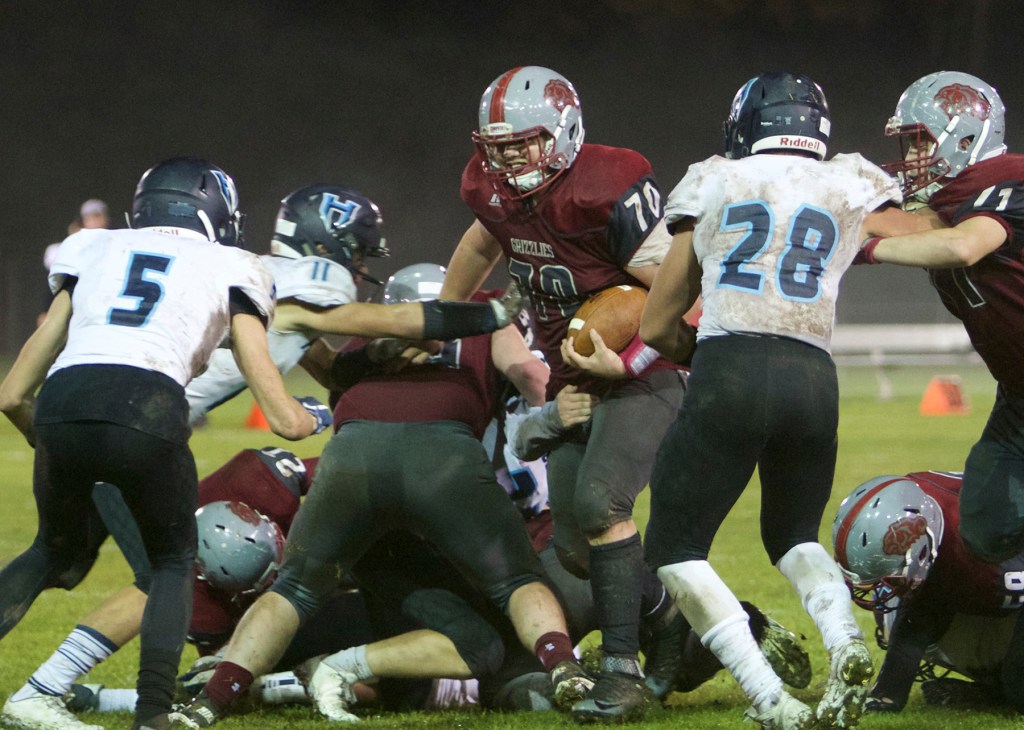 Twin Harbors Football Preview: Postseason berths, league titles on the line this weekend