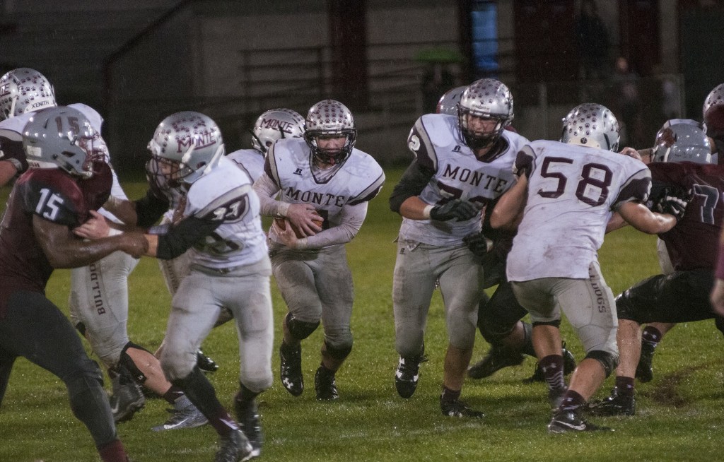 Last-minute touchdown pushes Montesano past Hoquiam, 20-14