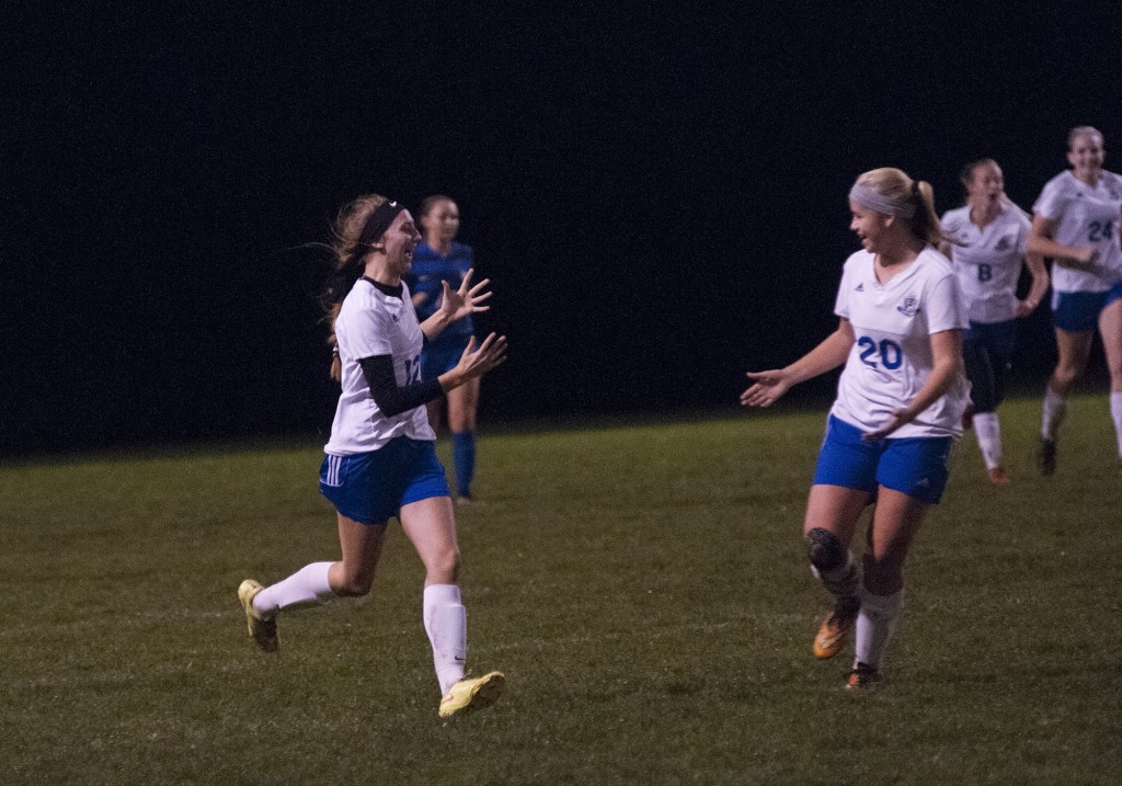 Eagles find offensive rhythm to roll past Wildcats 8-4