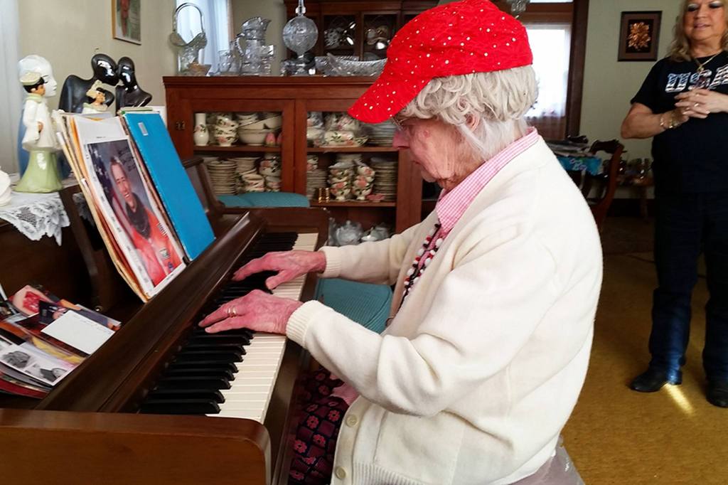 Dorothy Mann plays piano in her home last week as niece, Teri Daneker, looks on. Mann&rsquo;s eyesight isn&rsquo;t as good as it used to be but she is able to play an array of songs from memory. (Terri Harber|The Daily World)