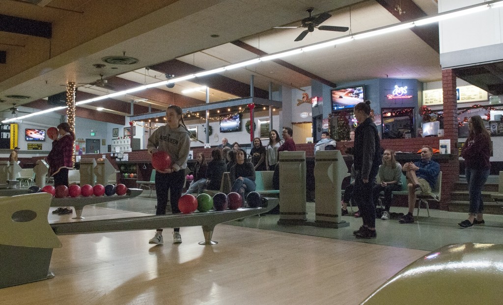 (Brendan Carl | The Daily World) Aberdeen Sydni Tingwell preps to bowl while her team looks on during practice Wednesday.