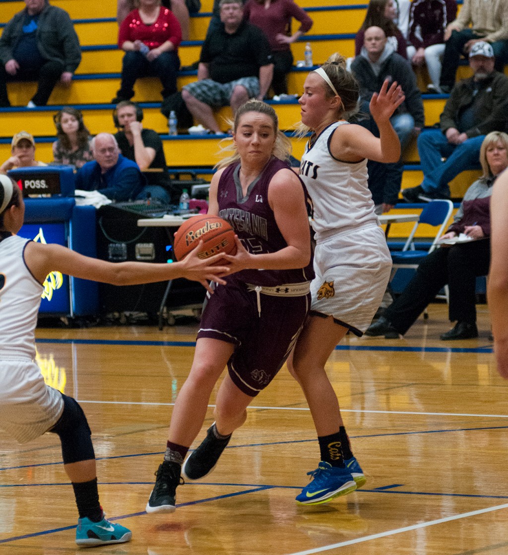 (Brendan Carl | The Daily World) Montesano&rsquo;s Shayla Floch drives between two Aberdeen defenders on Tuesday.