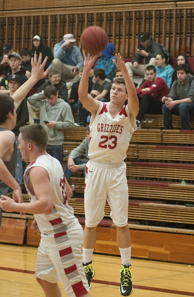 Jack Adams III resets Hoquiam’s career scoring record in Grizzlies’ rout of Montesano