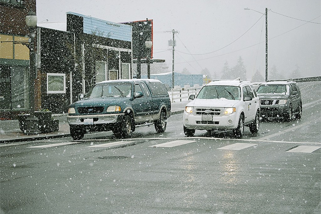 Snow leads to school closures, wrecks, chance for more lingers to midweek