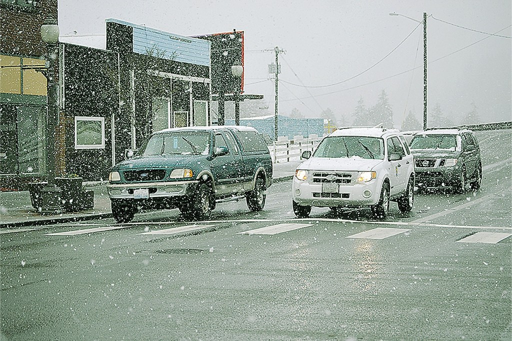 Snow leads to school closures, wrecks, chance for more lingers to midweek