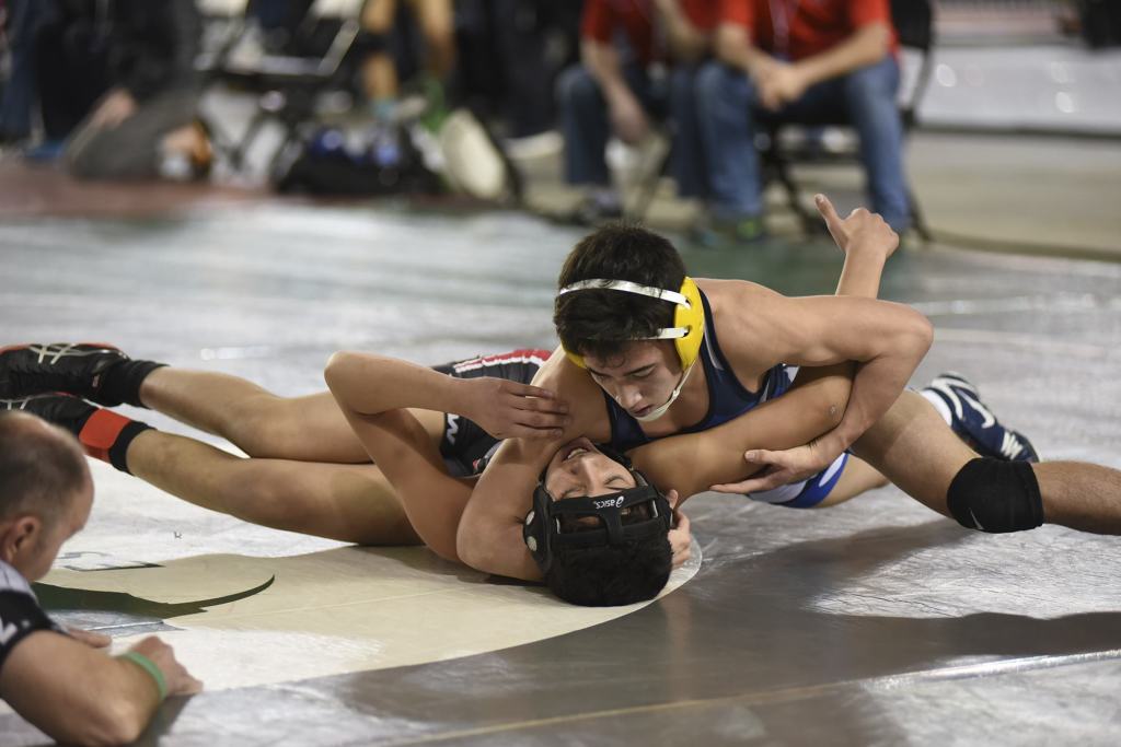 (Sue Michalak) Aberdeen&rsquo;s Tyler Souphommanichanh pins Noah Arelolo of Renton in the first round of the Mat Classic on Friday.