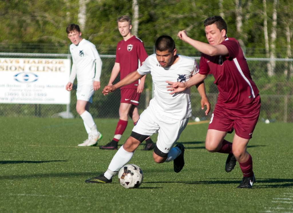 (Brendan Carl | The Daily World) Aberdeen&rsquo;s Cesar Corona and Cedarcrest&rsquo;s Jackson Hickox battle for the ball on Tuesday.