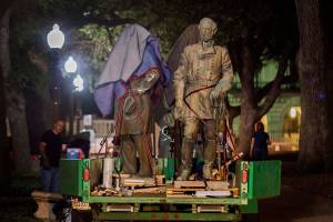 University of Texas removes Confederate statues