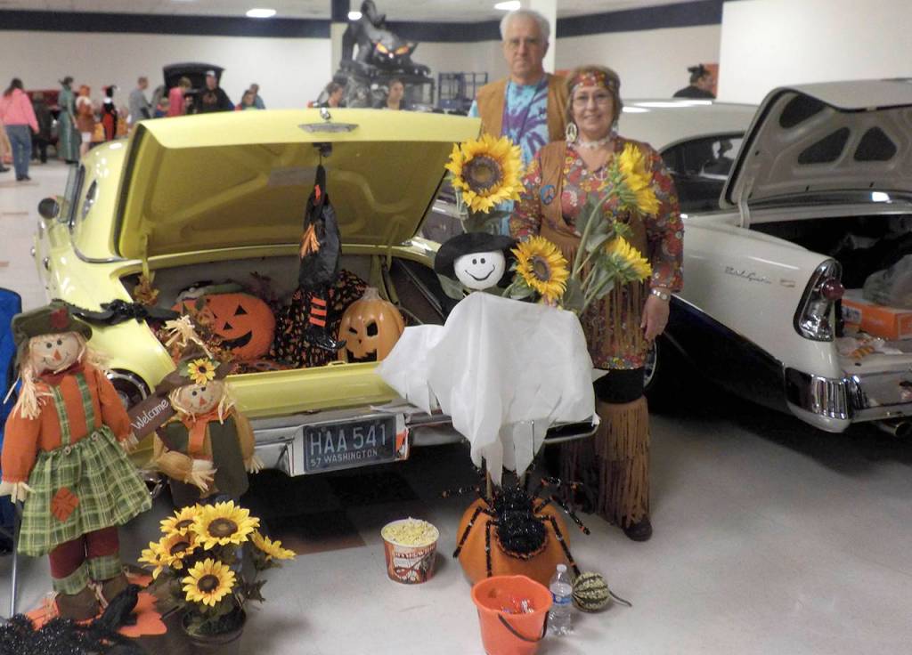 John Barnes and Marilyn Keel displayed pumpkins, sunflowers, a ghost, spiders, and a small boy and girl in the trunk of their Thunderbird. John and Marilyn dressed as hippies.