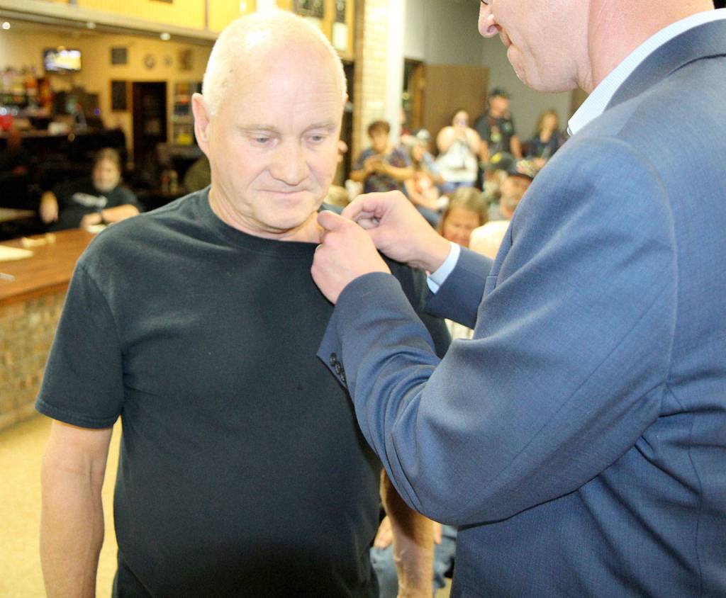 Rep. Derek Kilmer, right, presented 63 pins to Vietnam War veterans and their family members during a ceremony to honor Vietnam vets Wednesday, Aug. 22, 2018, in Elma. Photo by Michael Lang, The Vidette