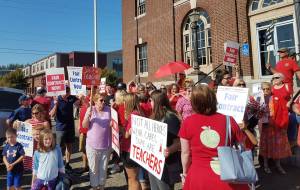 (Courtesy Michelle Reed) Teachers and community members crowd the sidewalk next to the Aberdeen School District offices on Wednesday prior to a bargaining session. The teachers union reached a tentative agreement on a new contract with the school district at 1:40 a.m. on Thursday.