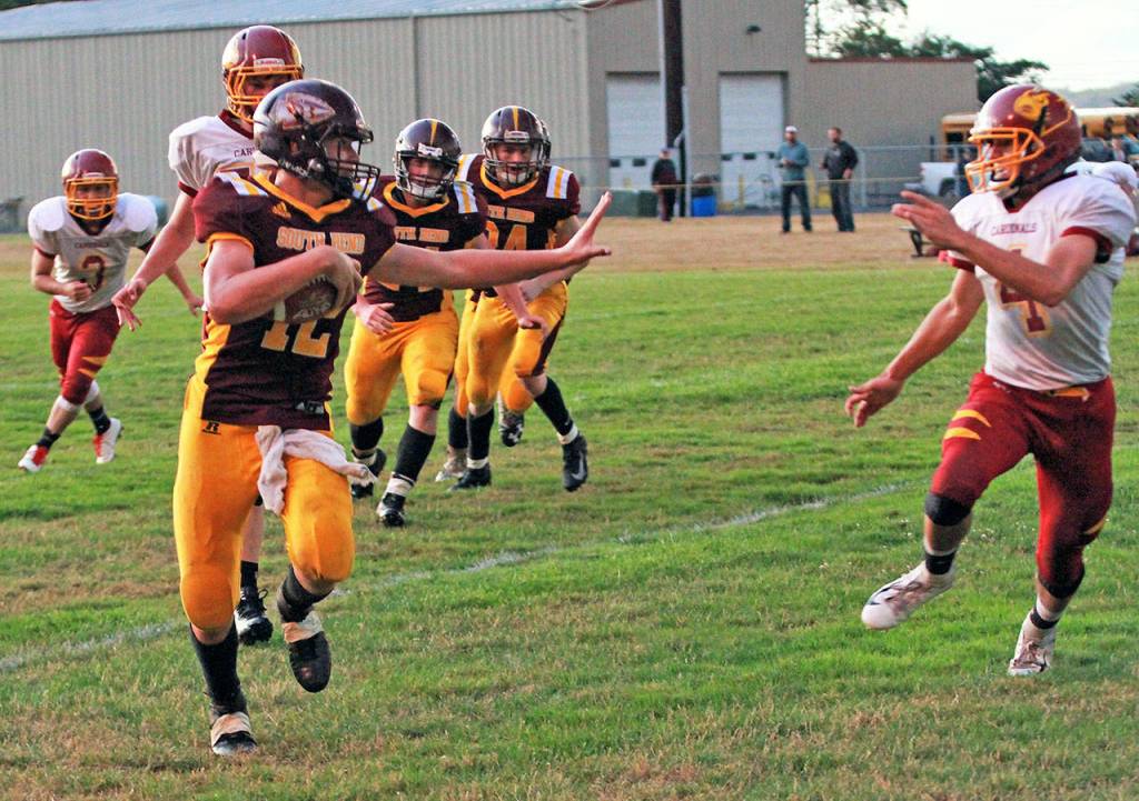 South Bend quarterback Drew Rose runs against Winlock on Friday. Rose finished with a game-high 171 rushing yards and a touchdown. (Photo by Larry Bale)