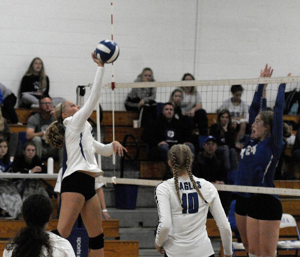 Elmas Quin Mikel tries to sneak a shot past La Centers blockers on Thursday. (Hasani Grayson | The Daily World)