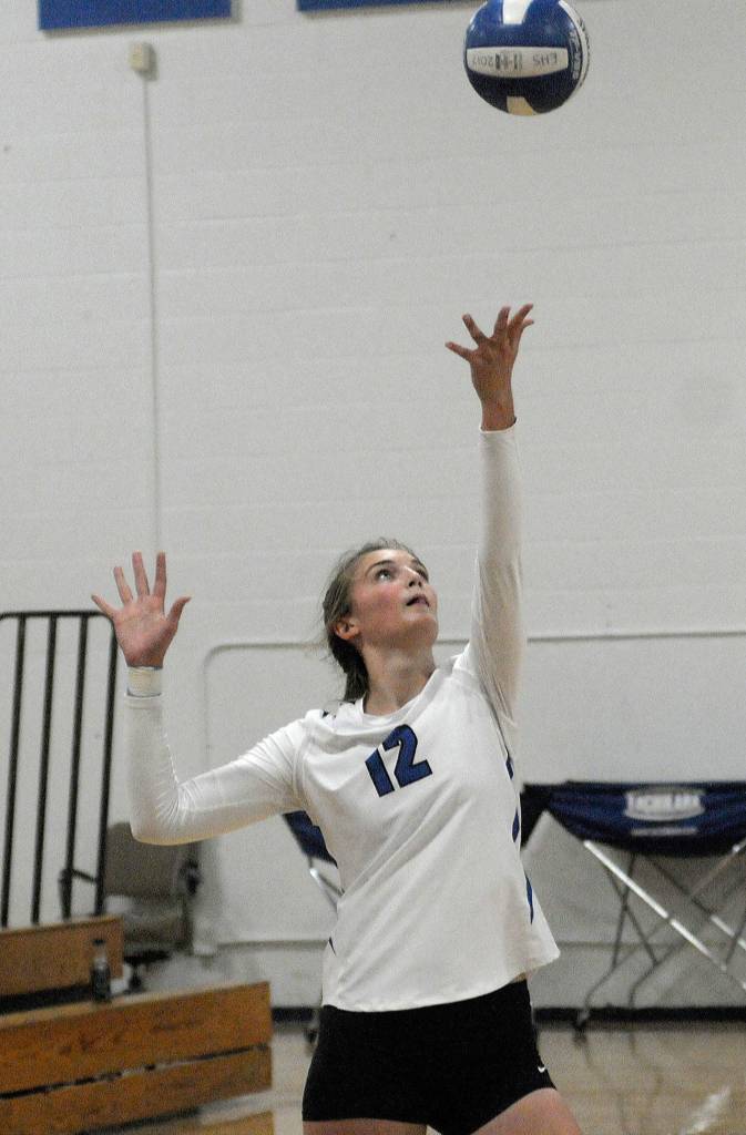 Elmas Jaelyn Sackrider serves against La Center on Thursday. (Hasani Grayson | The Daily World)