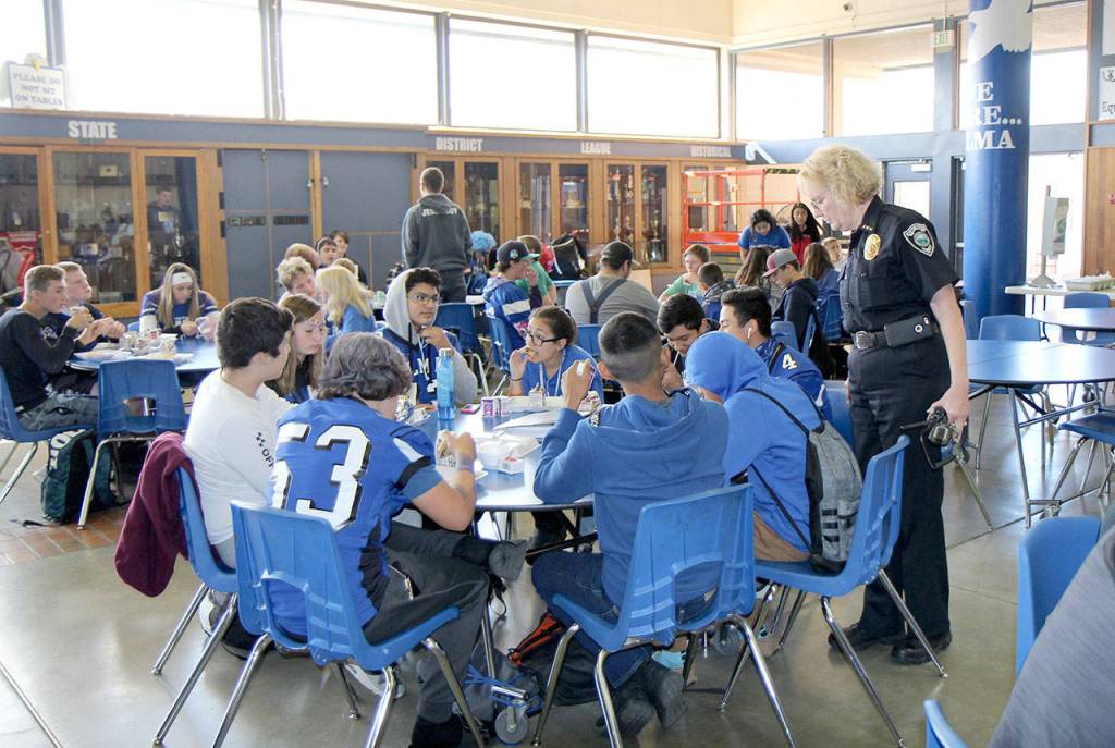 Elma Police Chief Susan Shultz (right) chats with high-schoolers during lunch Thursday, Oct. 4, at Elma High School in Elma. Photo by Michael Lang, Grays Harbor News Group