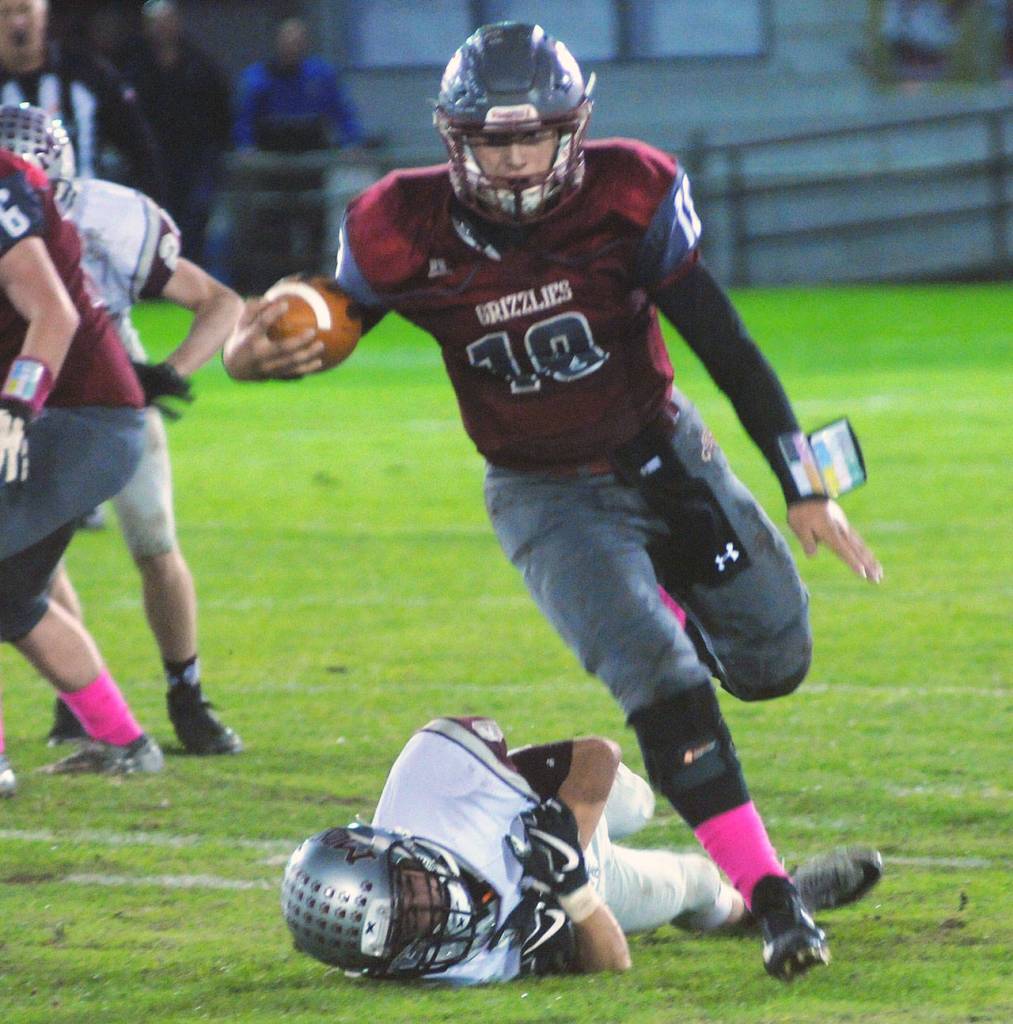 Hoquiams Payton Quintanilla breaks free from a tackle on a run play in the second quarter. (Hasani Grayson | Grays Harbor News Group)