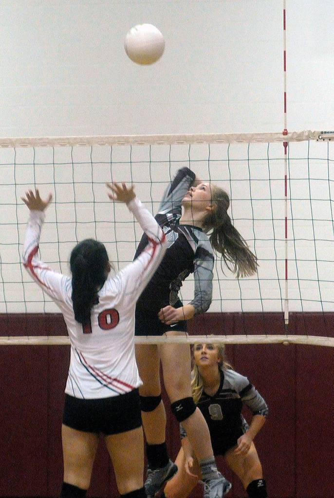 Montesanos Jessica Stanfield looks to get her shot down the line against Columbia-White Salmon in the second round of the 1A District IV Tournament Wednesday. (Hasani Grayson | Grays Harbor News Group)
