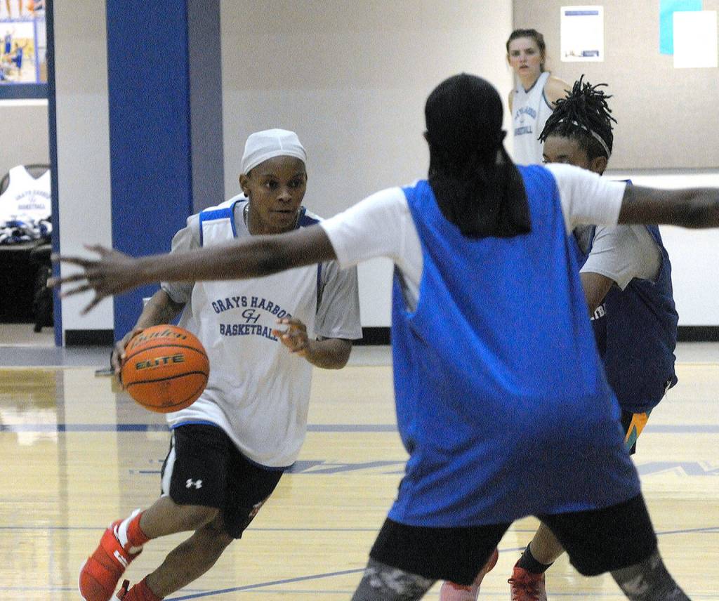 Teconna Dyer drives past defenders at a recent practice. (Hasani Grayson | Grays Harbor News Group)