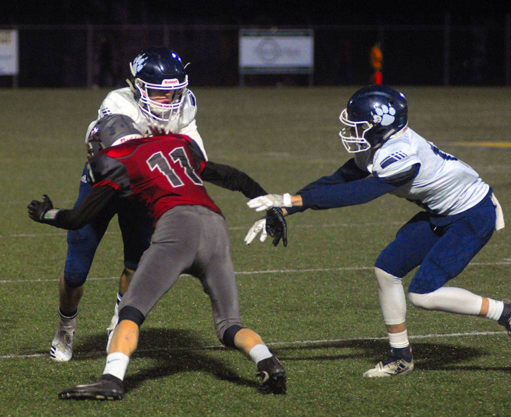 Hoquiams Cameron Bumstead (41) makes an open field tackle on Lynden Christians Jalen Apol in the first quarter of the 1A State Quarterfinal game on Saturday. (Hasani Grayson | Grays Harbor News Group)