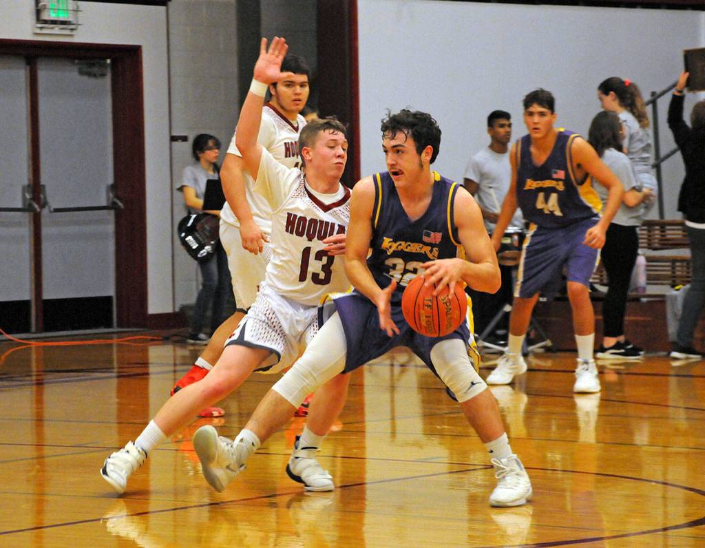 Hoquiams Jackson Folkers, left, guards Onalaskas Ashton Haight during the first half of the Grizzlies 68-59 won Wednesday evening. (Ryan Sparks | Grays Harbor News Group)
