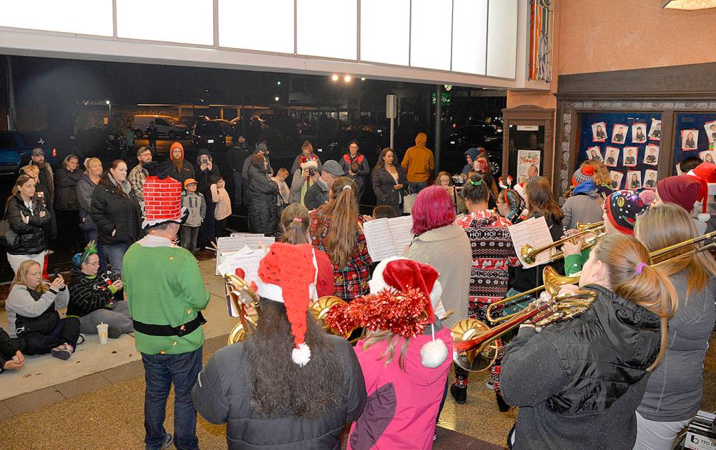 DAN HAMMOCK | GRAYS HARBOR NEWS GROUP                                A holiday ensemble made up of students from Hoquiam high and middle schools performs Christmas music under the marquee of the 7th Street Theatre Saturday evening as part of the annual Ho Ho Hoquiam celebration.