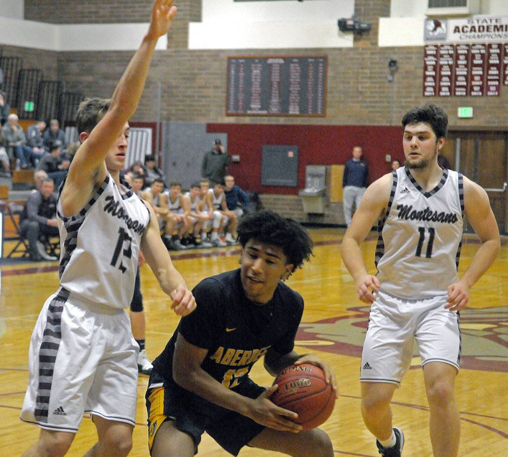 Montesanos Sam Winter, left, defends Aberdeens Derrell Shale in the post in the second quarter of a game on Friday. (Hasani Grayson | Grays Harbor News Group)