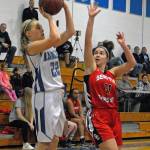 Elmas Quin Mikel shoots a mid-range jumper against Seattle Christian Academy on Saturday. (Hasani Grayson | Grays Harbor News Group)