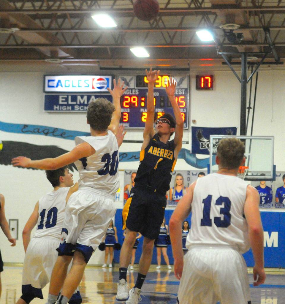 Aberdeens Dailen King hits a mid-range jumper over Elmas Josiah Jones-Wyeth on Tuesday. (Hasani Grayson | Grays Harbor News Group)