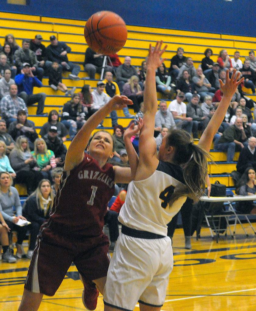 Hoquiams Jade Cox, left, puts up a shot while Aberdeens Kennedy Pruett defends. (Hasani Grayson | Grays Harbor News Group)